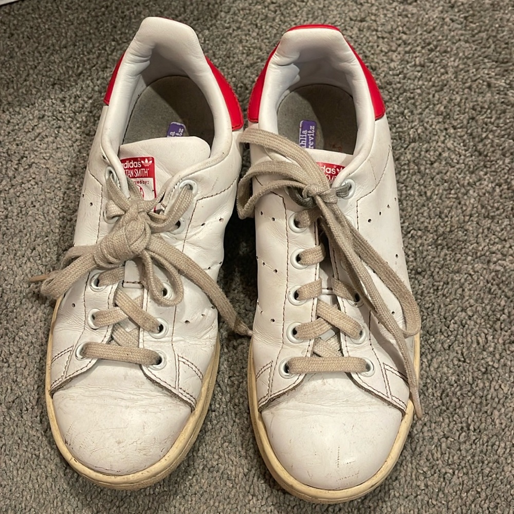 White Adidas Stan Smith with red back